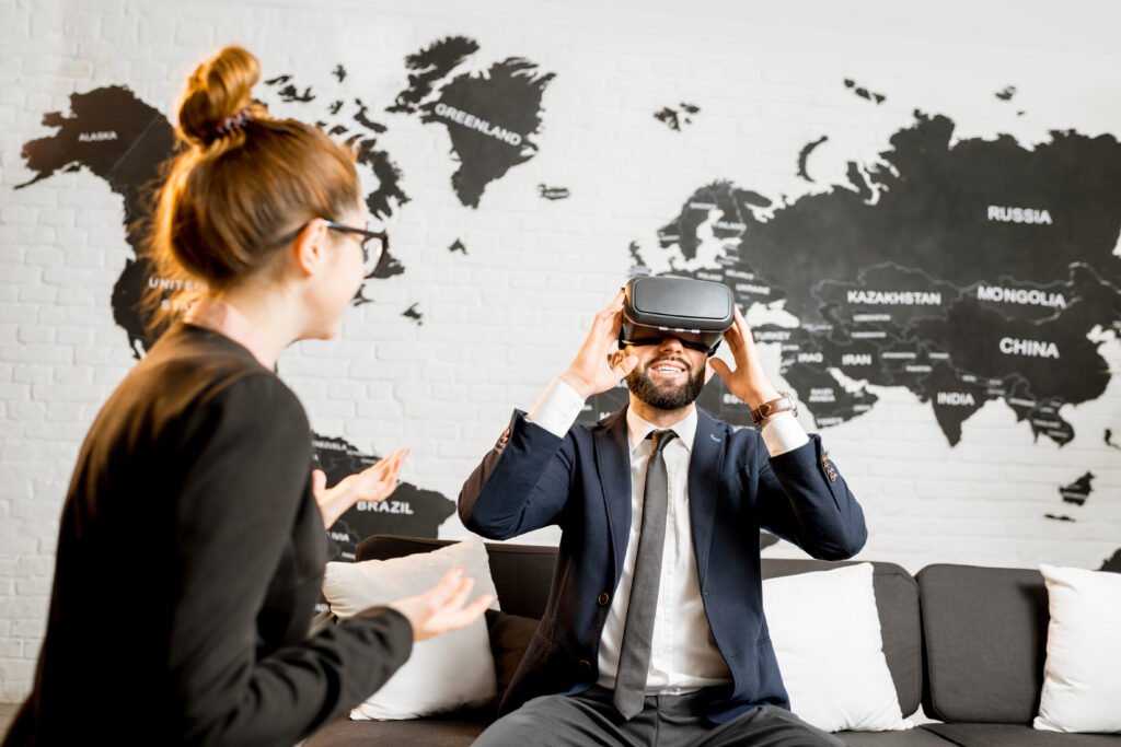 Señor usando gafas de realidad virtual para turismo inmersivo